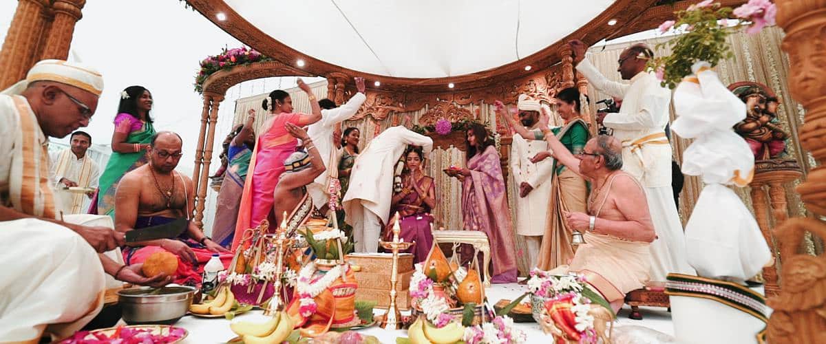 Tying the Thali (mangala sutra) during a Tamil Hindu wedding
